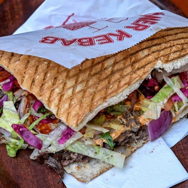 Ein Döner im Doyum Restaurant in der Admiralstraße.