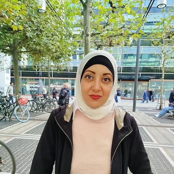 Hana Abdel Nabi ist im Porträt zu seinen in einer Fußgängerzone.