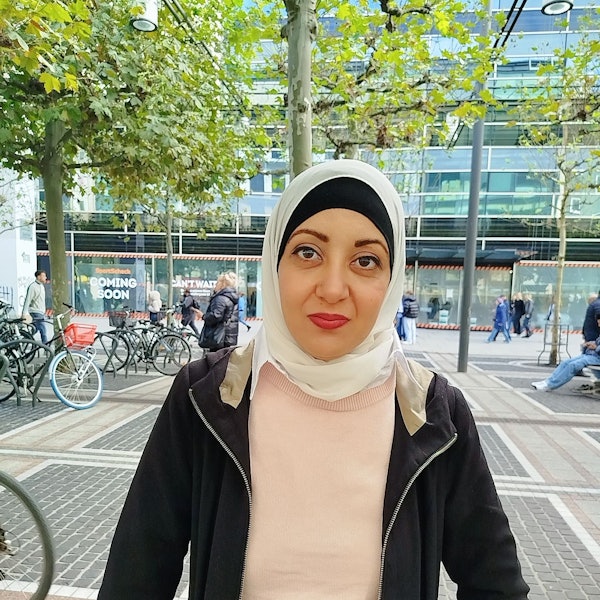 Hana Abdel Nabi ist im Porträt zu seinen in einer Fußgängerzone.