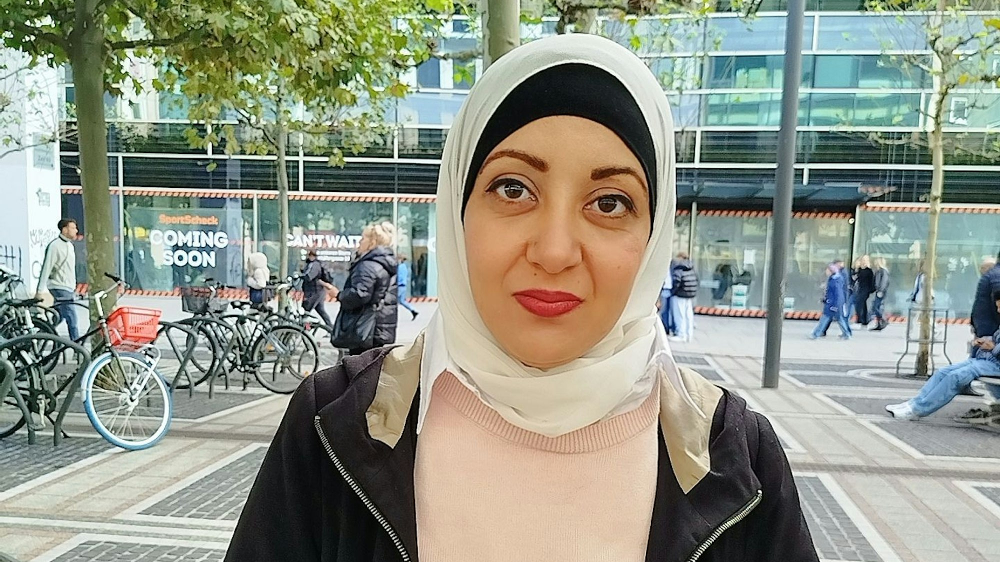 Hana Abdel Nabi ist im Porträt zu seinen in einer Fußgängerzone.