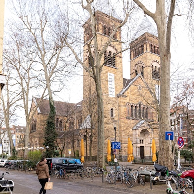 Der Brüsseler Platz im Belgischen Viertel mit der Kirche St. Michael.