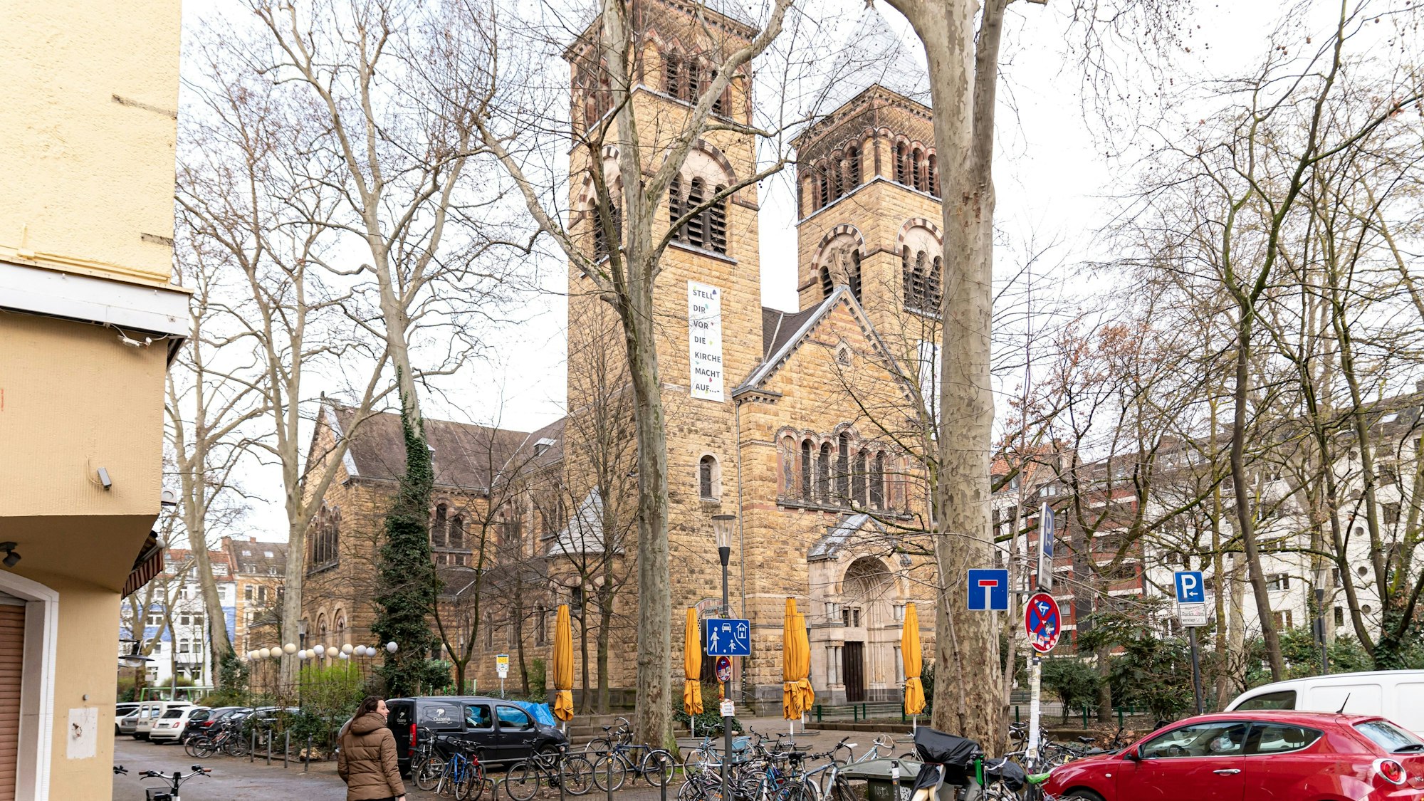 Der Brüsseler Platz im Belgischen Viertel mit der Kirche St. Michael.