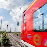 Eine S-Bahn auf einer Bahnstrecke (Symbolfoto).
