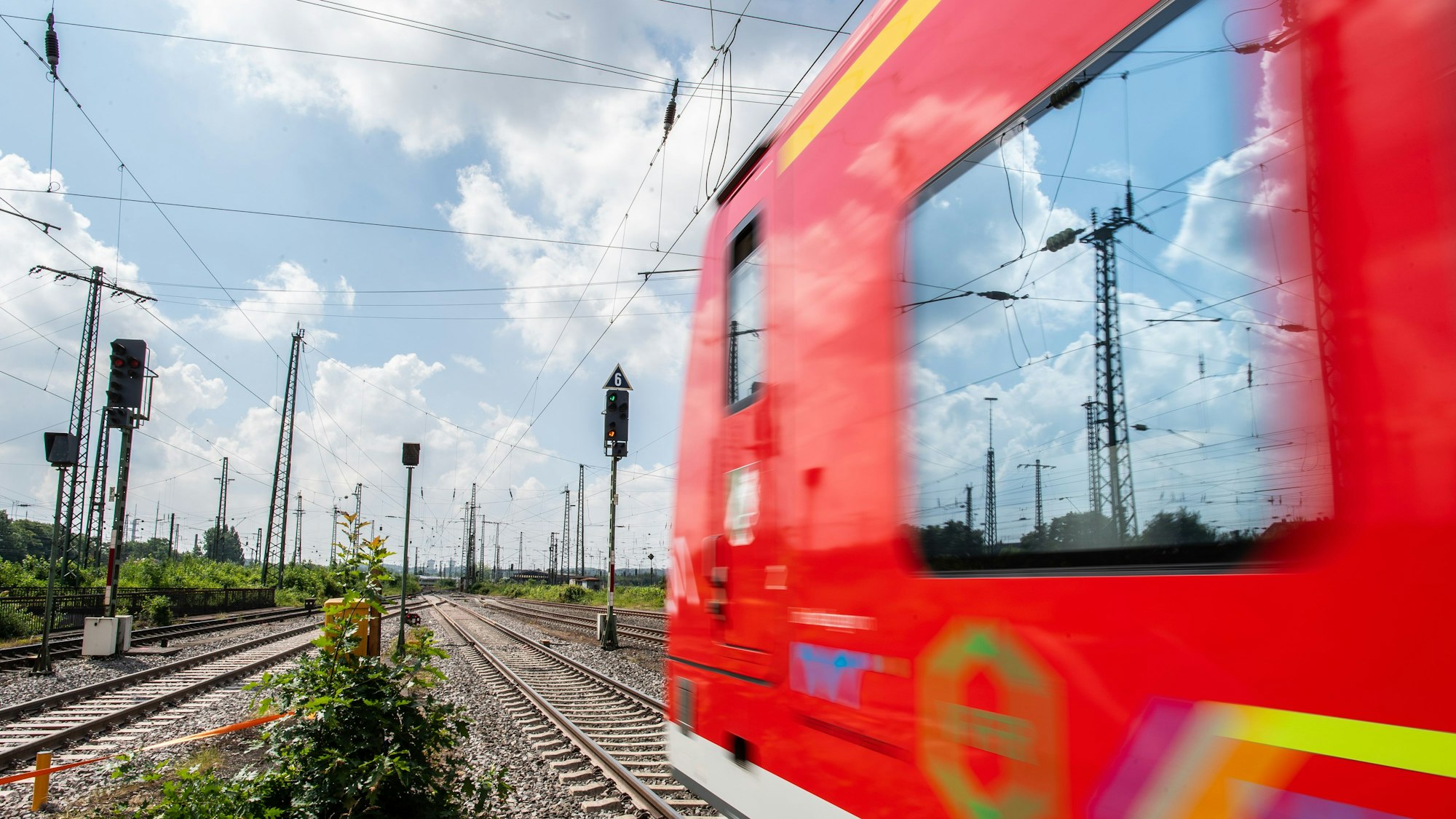 In einer S-Bahn kam es laut Bundespolizei mutmaßlich zu einem Vorfall von exhibitionistischer Handlungen. (Symbolbild)