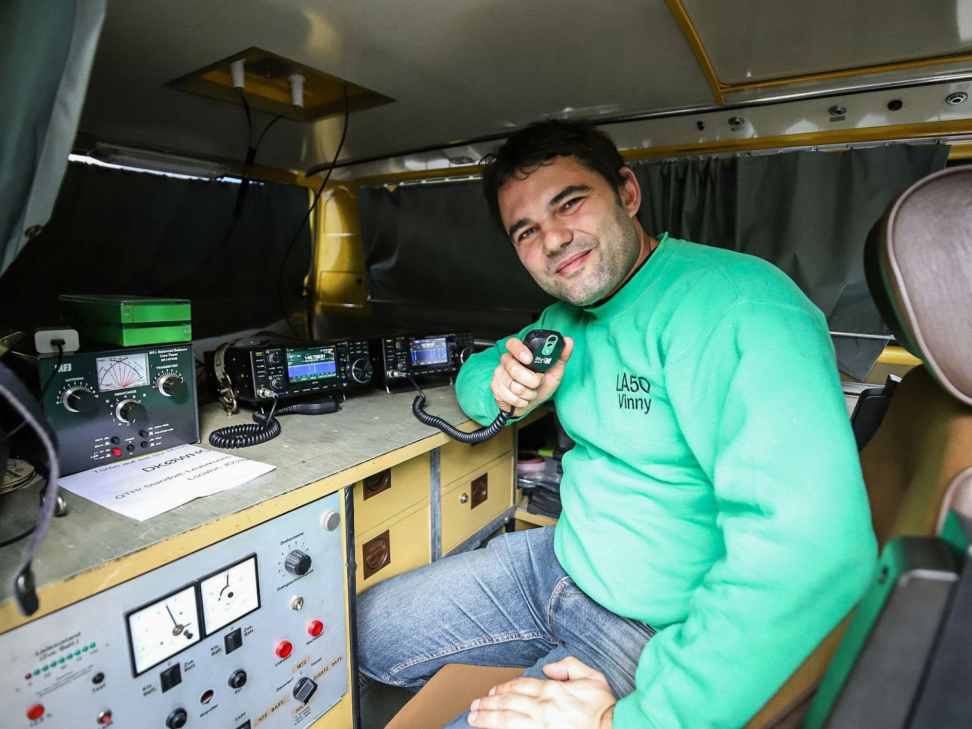 Ein Amateurfunker, der sich Vinny nennt, zeigt Kindern und ihren Eltern beim Tag der offenen Tür, wie man funken kann.