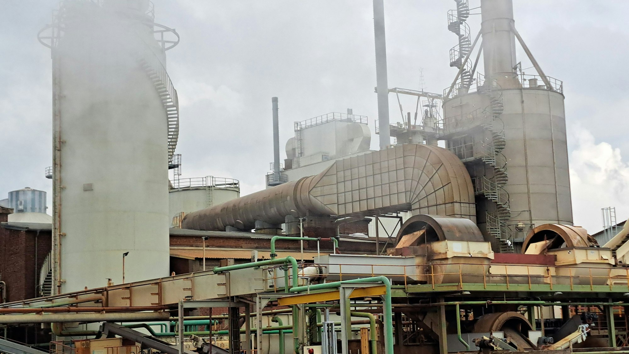 Dampfschwaden wabern um die Gebäude der Zuckerfabrik.