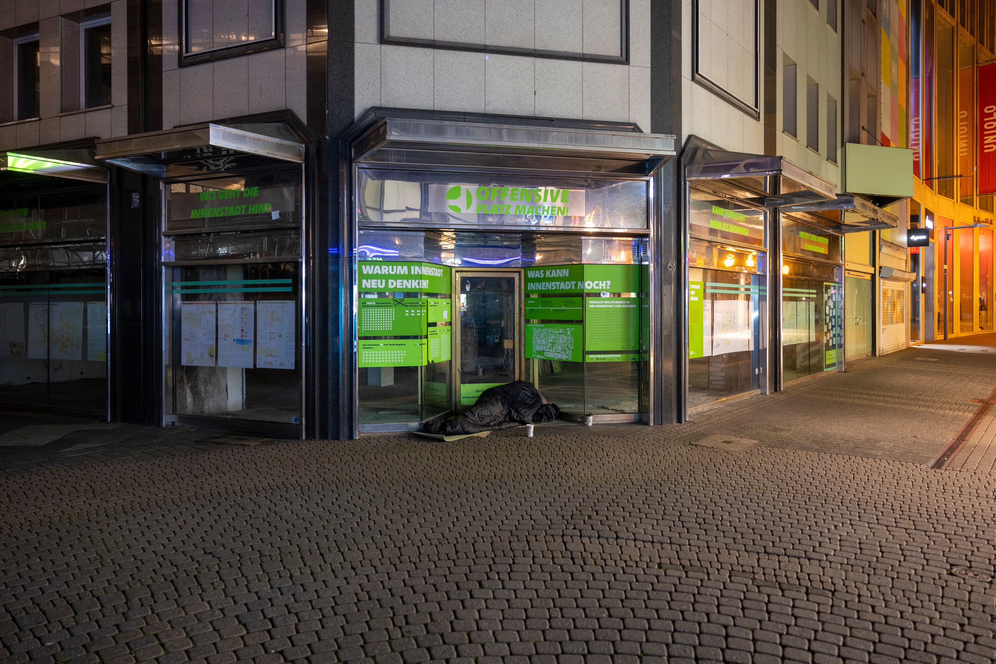 Seit 2022 steht das ehemalige Wempe-Ladenlokal an der Hohe Straße leer. Es soll mitsamt der Nachbarhäuser demnächst abgebrochen werden. Erst 2029 soll der Neubau fertig sein.