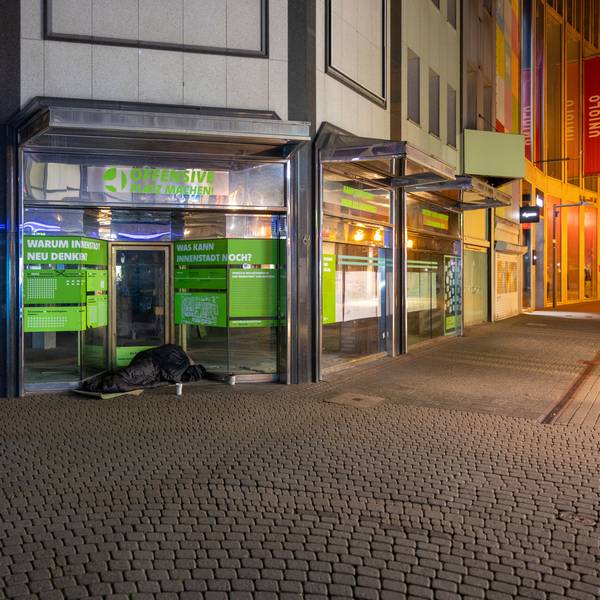 Seit 2022 steht das ehemalige Wempe-Ladenlokal an der Hohe Straße leer. Es soll mitsamt der Nachbarhäuser demnächst abgebrochen werden. Erst 2029 soll der Neubau fertig sein.