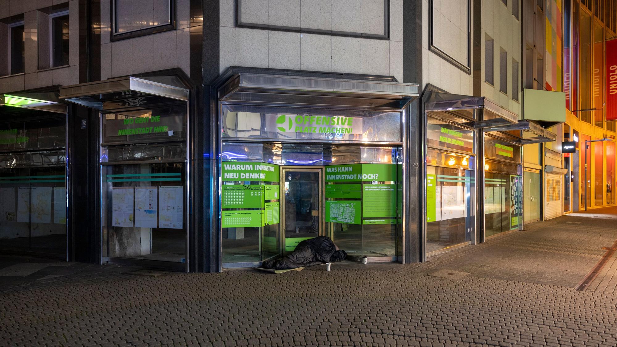 Seit 2022 steht das ehemalige Wempe-Ladenlokal an der Hohe Straße leer. Es soll mitsamt der Nachbarhäuser demnächst abgebrochen werden. Erst 2029 soll der Neubau fertig sein.