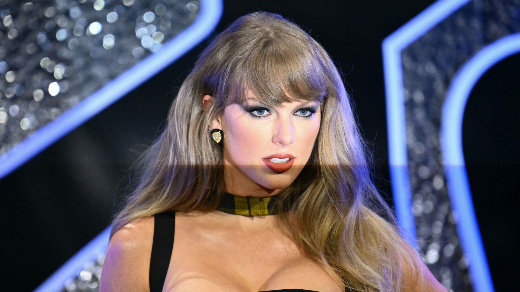 Taylor Swift bei den MTV Video Music Awards auf der Bühne.