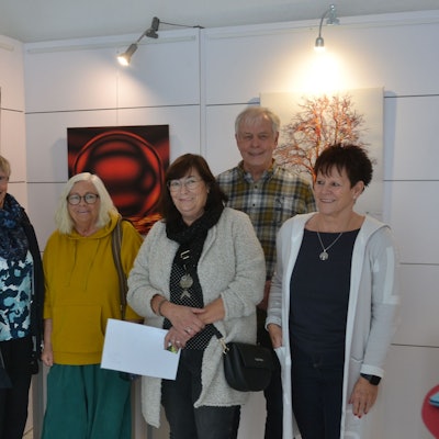 Barbara Tegethoff (v.l.), Donata Reinhard, Beate Krupp, Werner Siegfried Genreith, Doris Faust stehen vor ihren Werken.