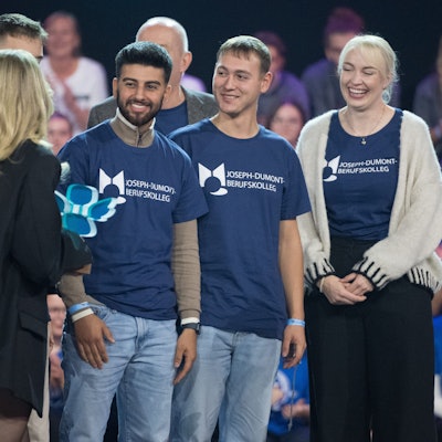 Schülerinnen und Schüler auf der Bühne.