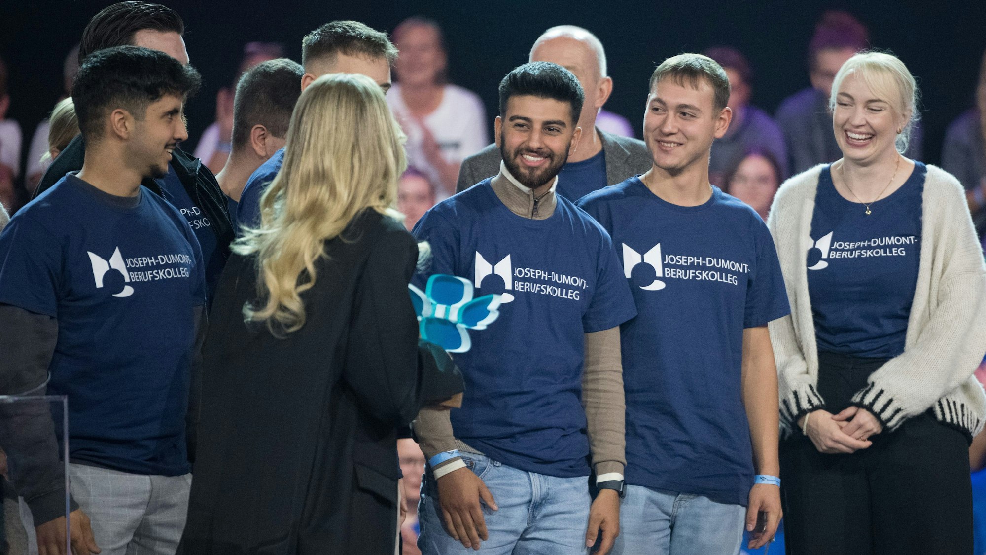 Schülerinnen und Schüler auf der Bühne.