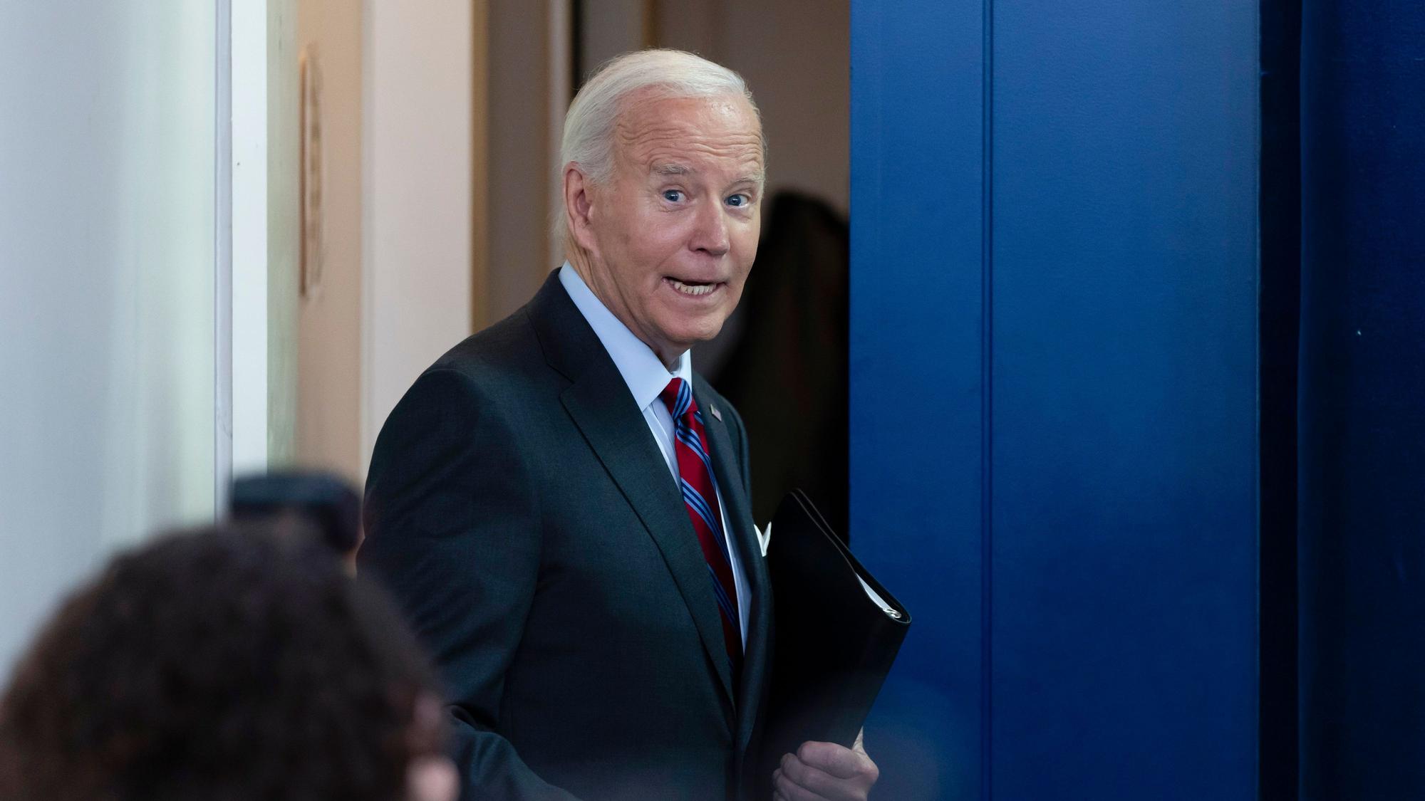 US-Präsident Joe Biden, als er nach der täglichen Pressekonferenz den Raum verlässt.