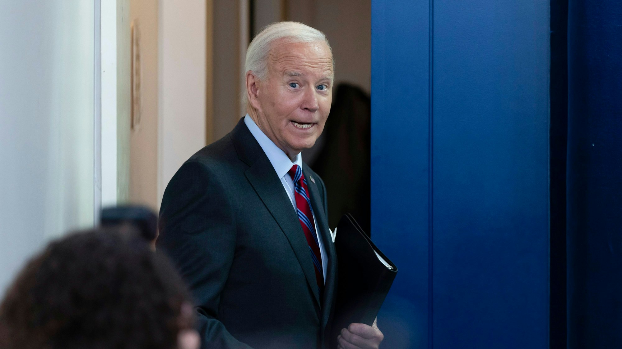 US-Präsident Joe Biden, als er nach der täglichen Pressekonferenz den Raum verlässt.