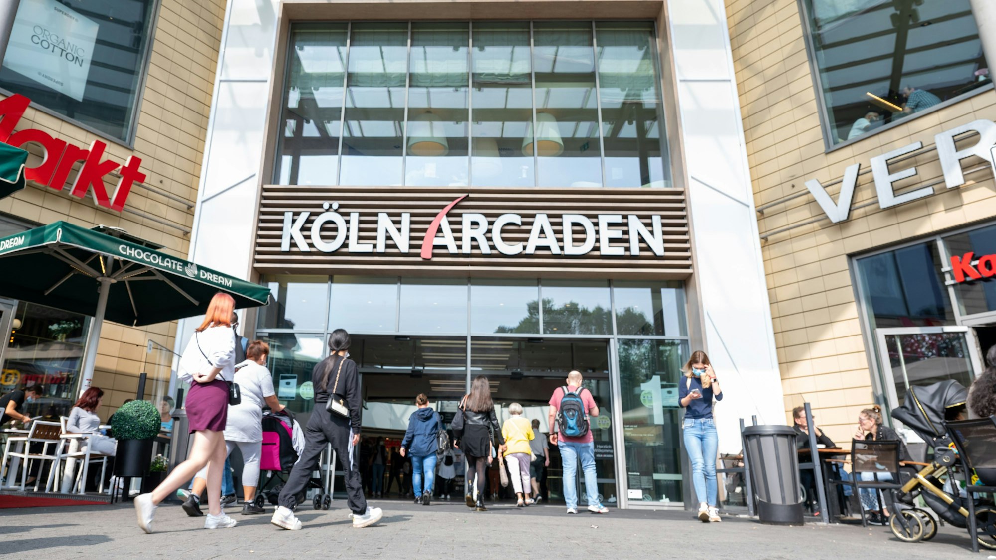 Unter anderem in den Köln-Arcaden in Kalk legte der Brandstifter ein Feuer.