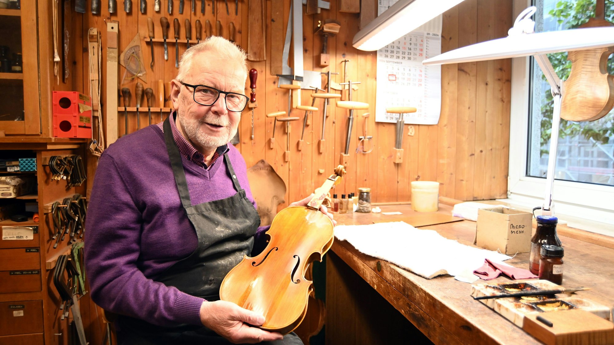 Heribert Bünnagel in seiner Werkstatt
