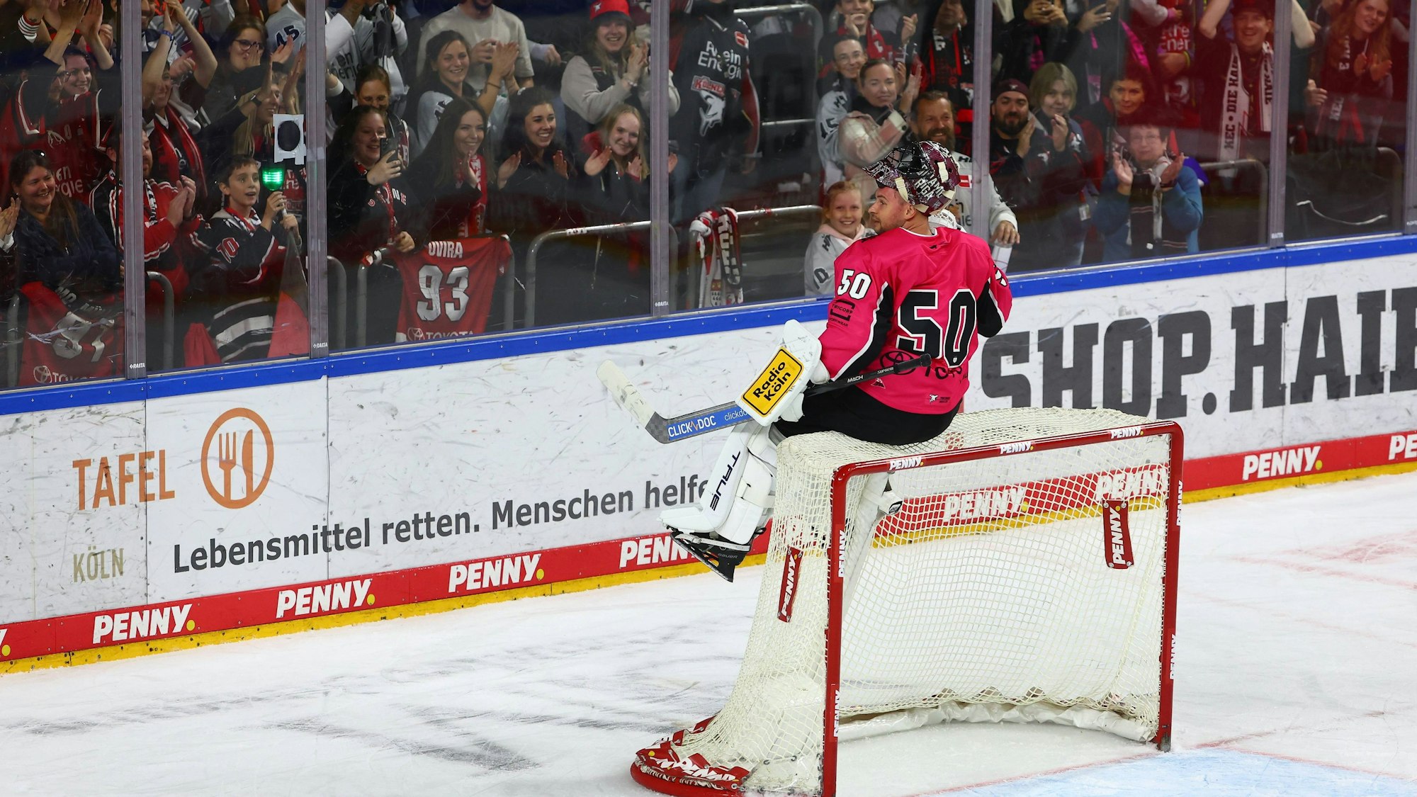 Julius Hudacek von den Kölner Haien feiert den Sieg gegen Straubing.