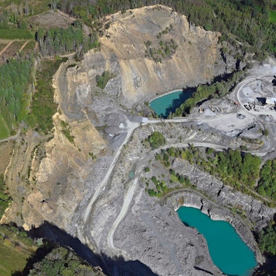 Luftbild von einem Steinbruch.