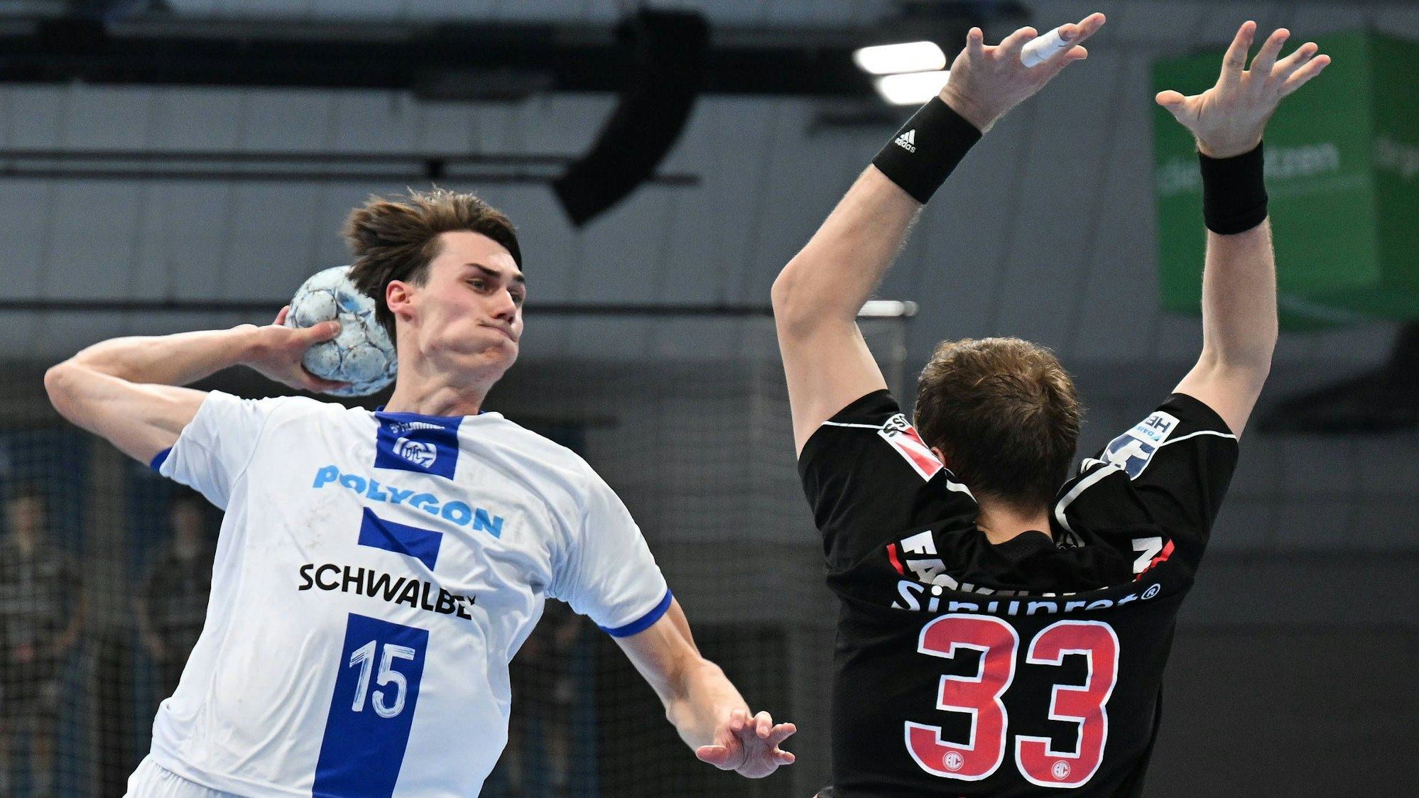 Miro Schluroff will mit seinem Wurf Erlangen Nikolai Link überwinden.