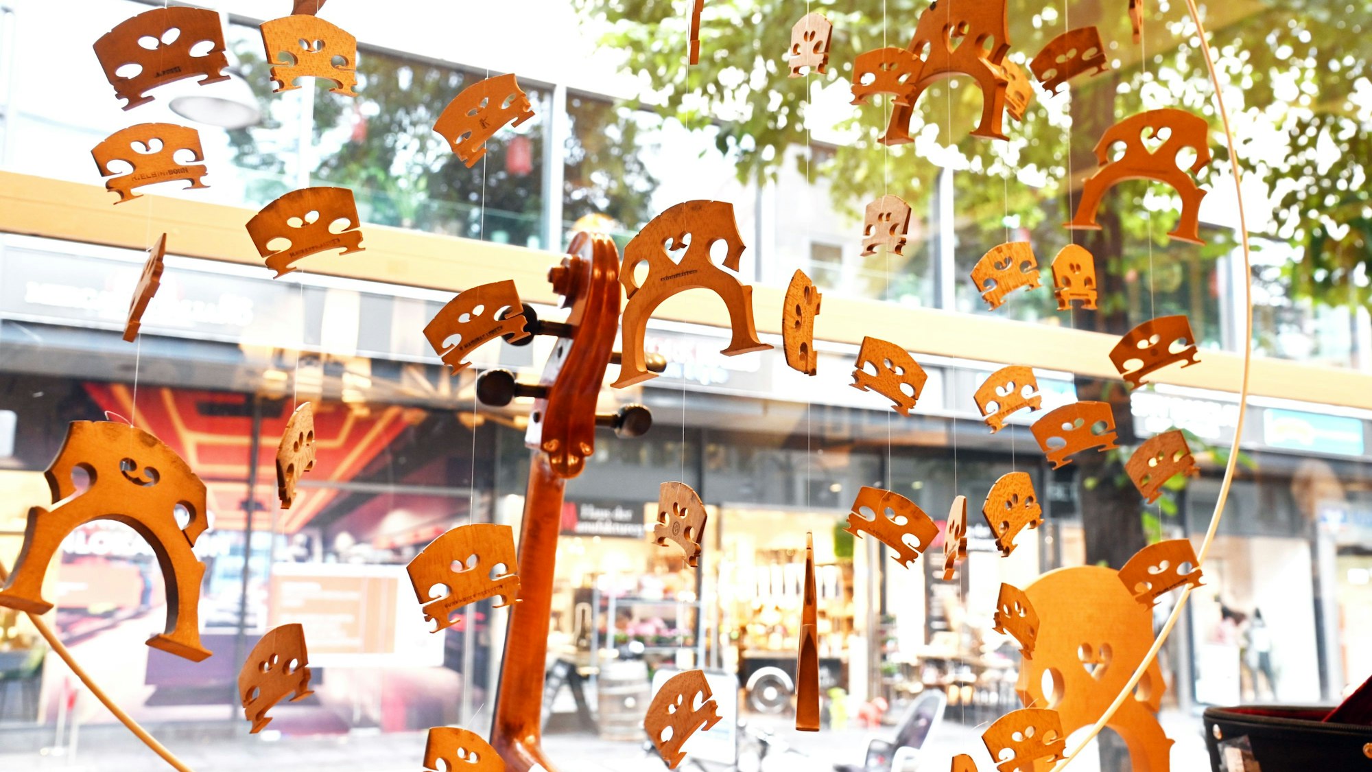 Tochter Verena Bünnagel hat zum Jubiläum verschiedene Stege im Schaufenster dekoriert.