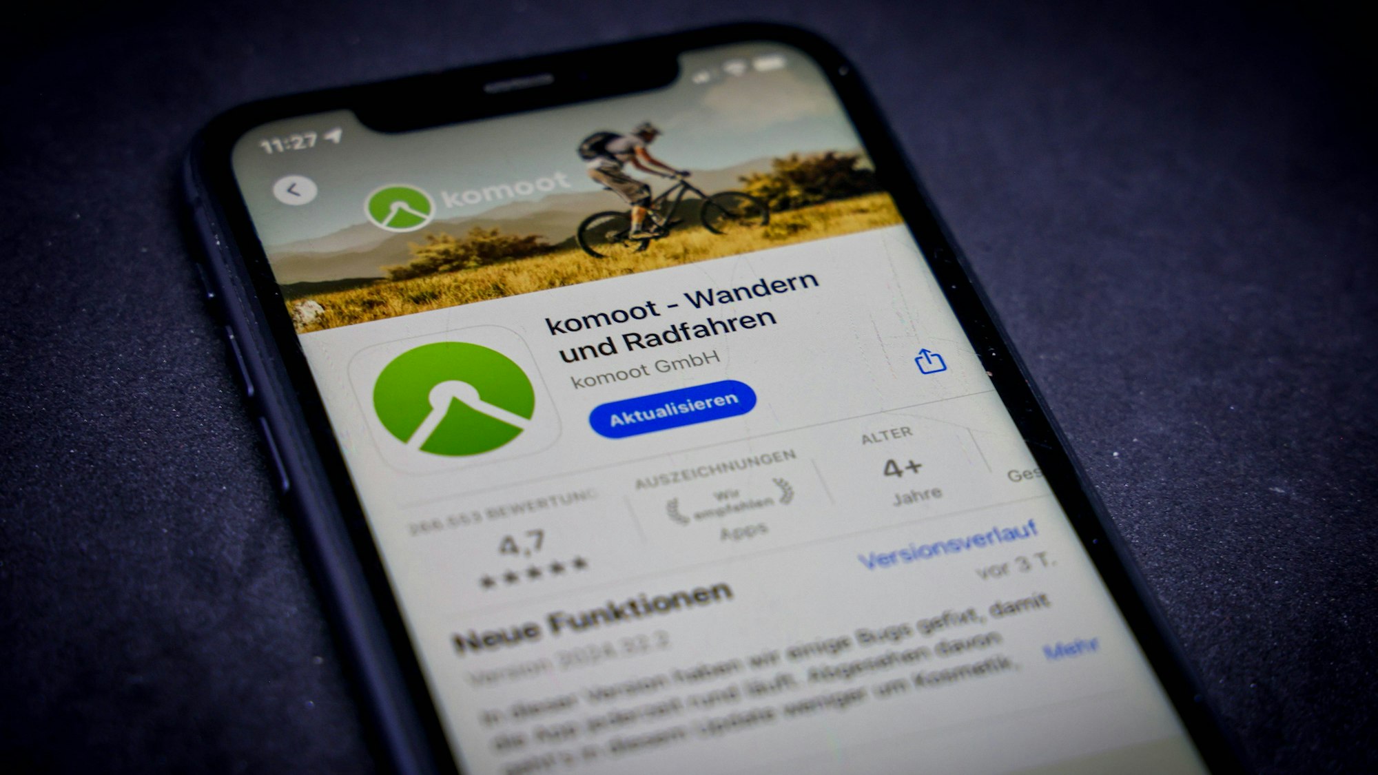 Die Komoot-App auf einem Smartphone im App Store