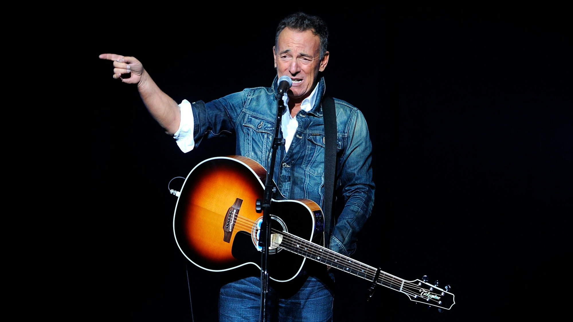 Bruce Springsteen tritt beim 12. „Stand Up For Heroes“- Benefizkonzert im Hulu Theater am Madison Square Garden auf.