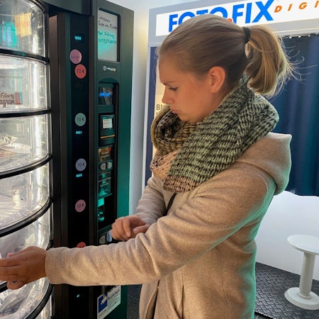 Zu sehen ist Mareike Thelen, die den Automaten bedient.