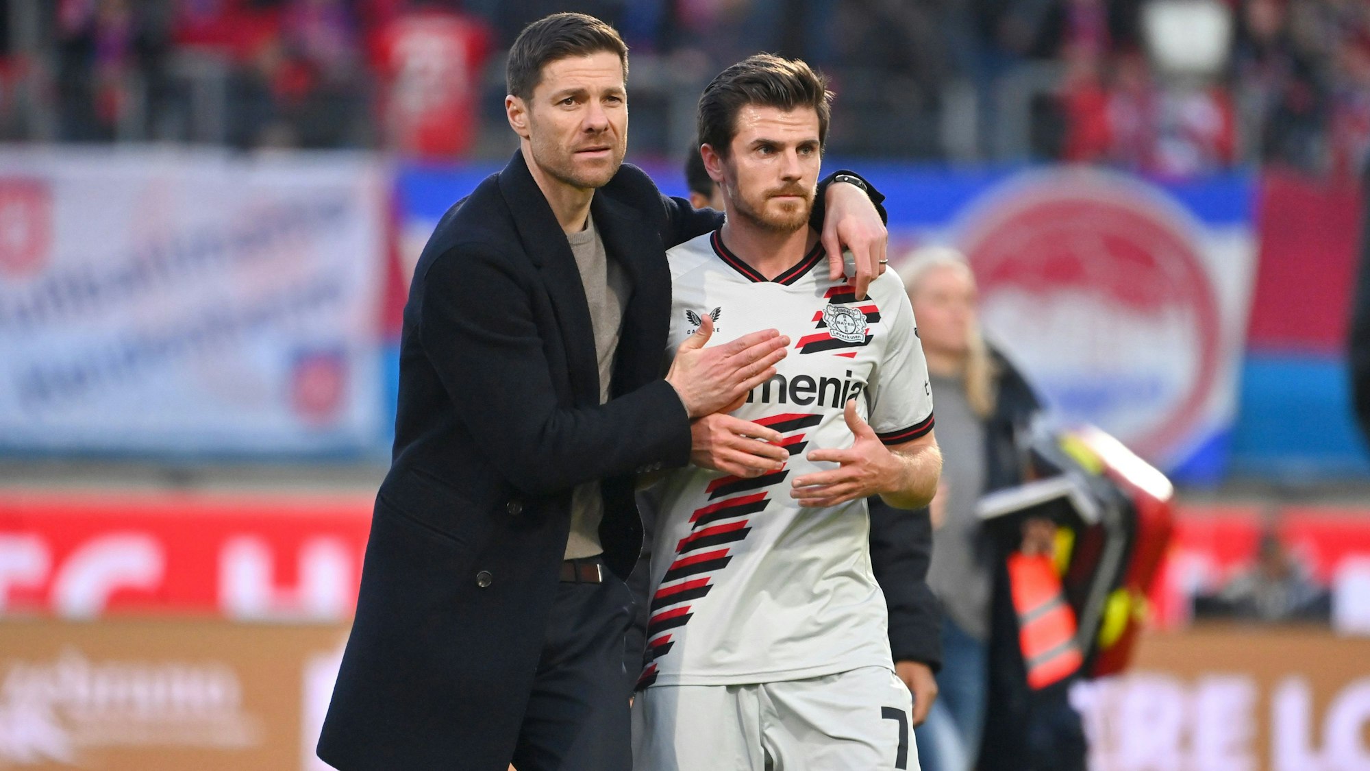 Trainer Xabi ALONSO Bayer Leverkusen, mit Jonas HOFMANN Bayer Leverkusen nach Spielende,Umarmung. Fussball 1. Bundesliga Saison 2023/2024, 22.Spieltag, Spieltag22, 1.FC Heidenheim - Bayer 04 Leverkusen 1-2, am 17.02.2024 , VOITH A R E N A *** Coach Xabi ALONSO Bayer Leverkusen , with Jonas HOFMANN Bayer Leverkusen after the match,Hug Football 1 Bundesliga Season 2023 2024, 22 Matchday, Matchday22, 1 FC Heidenheim Bayer 04 Leverkusen 1 2, on 17 02 2024 , VOITH A R E N A