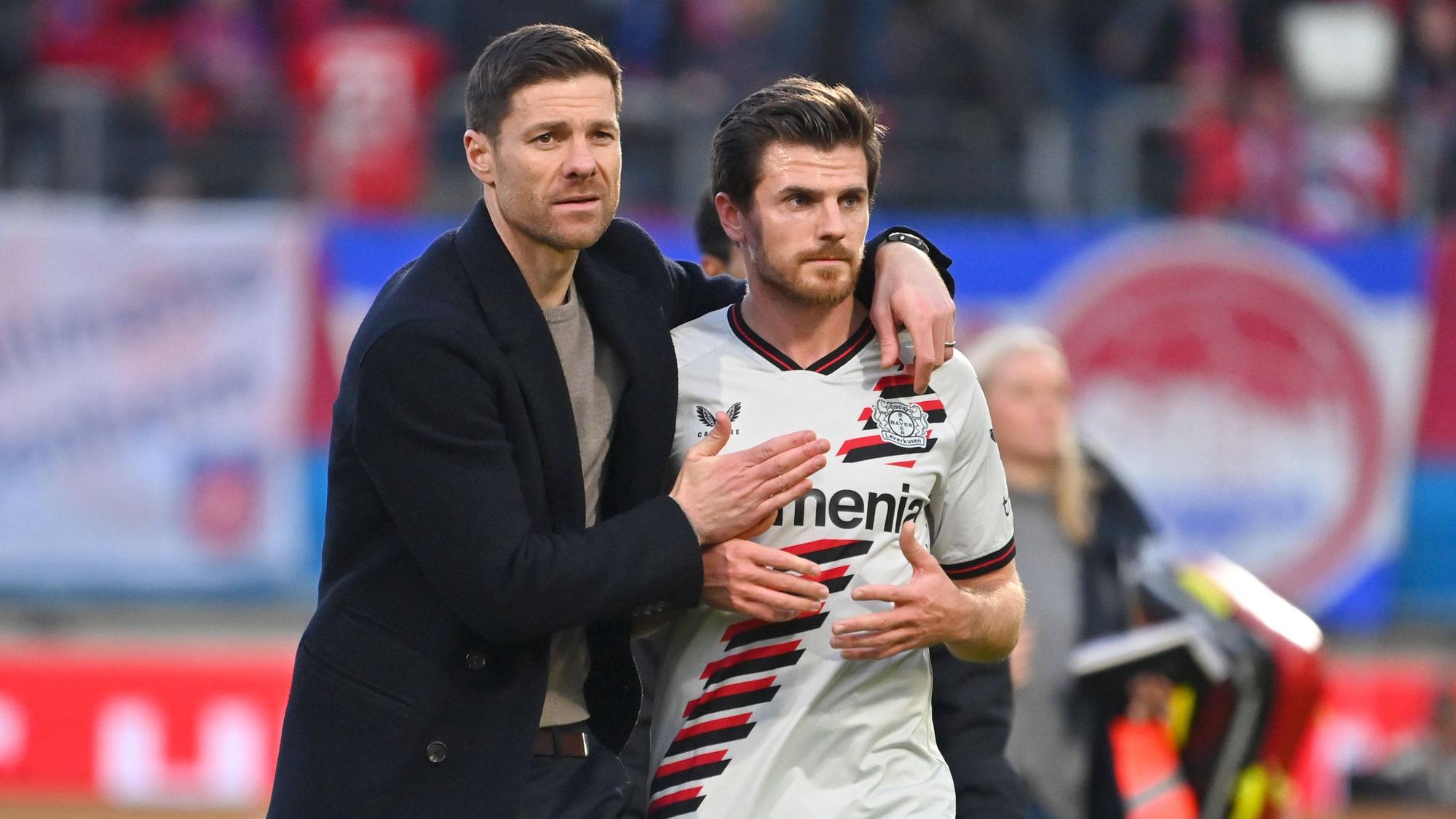 Bayer-Trainer Xabi Alonso und Jonas Hofmann.