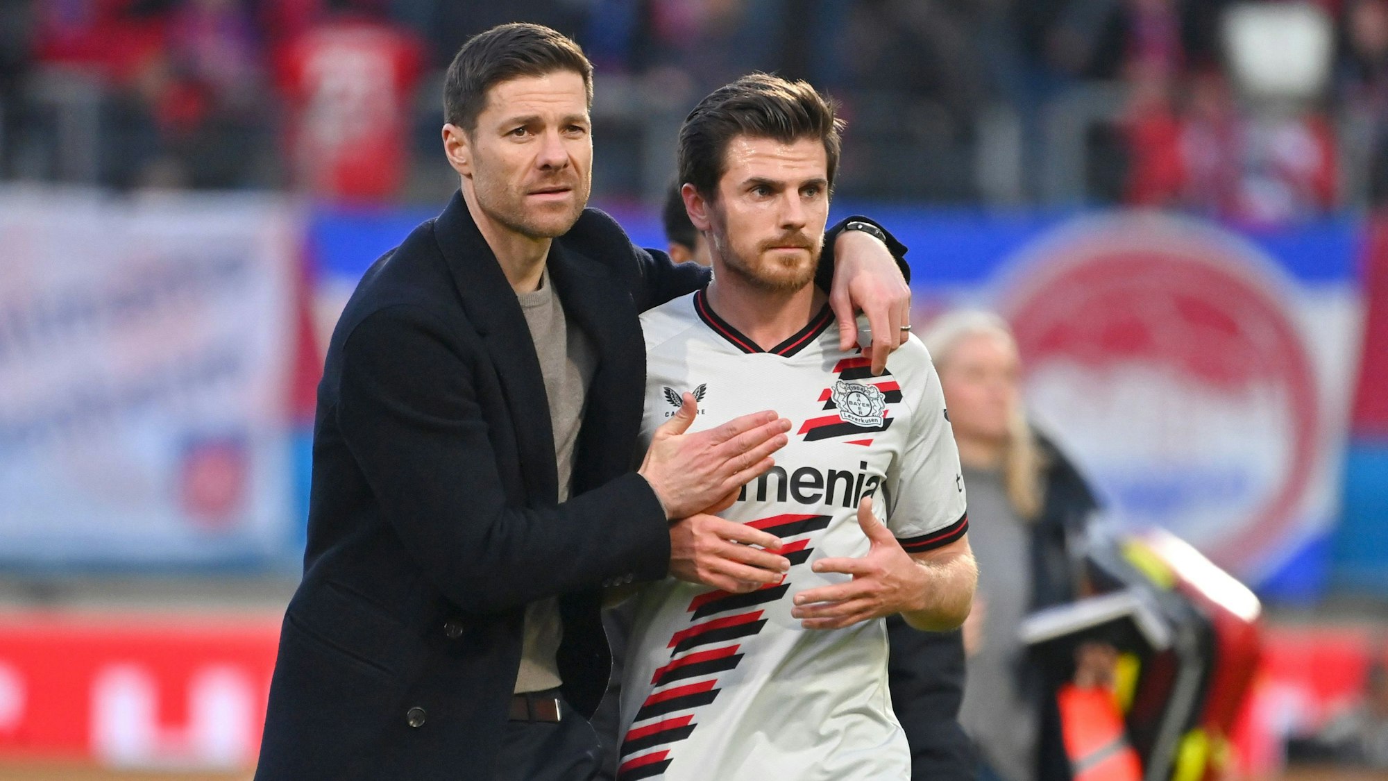 Bayer-Trainer Xabi Alonso und Jonas Hofmann.