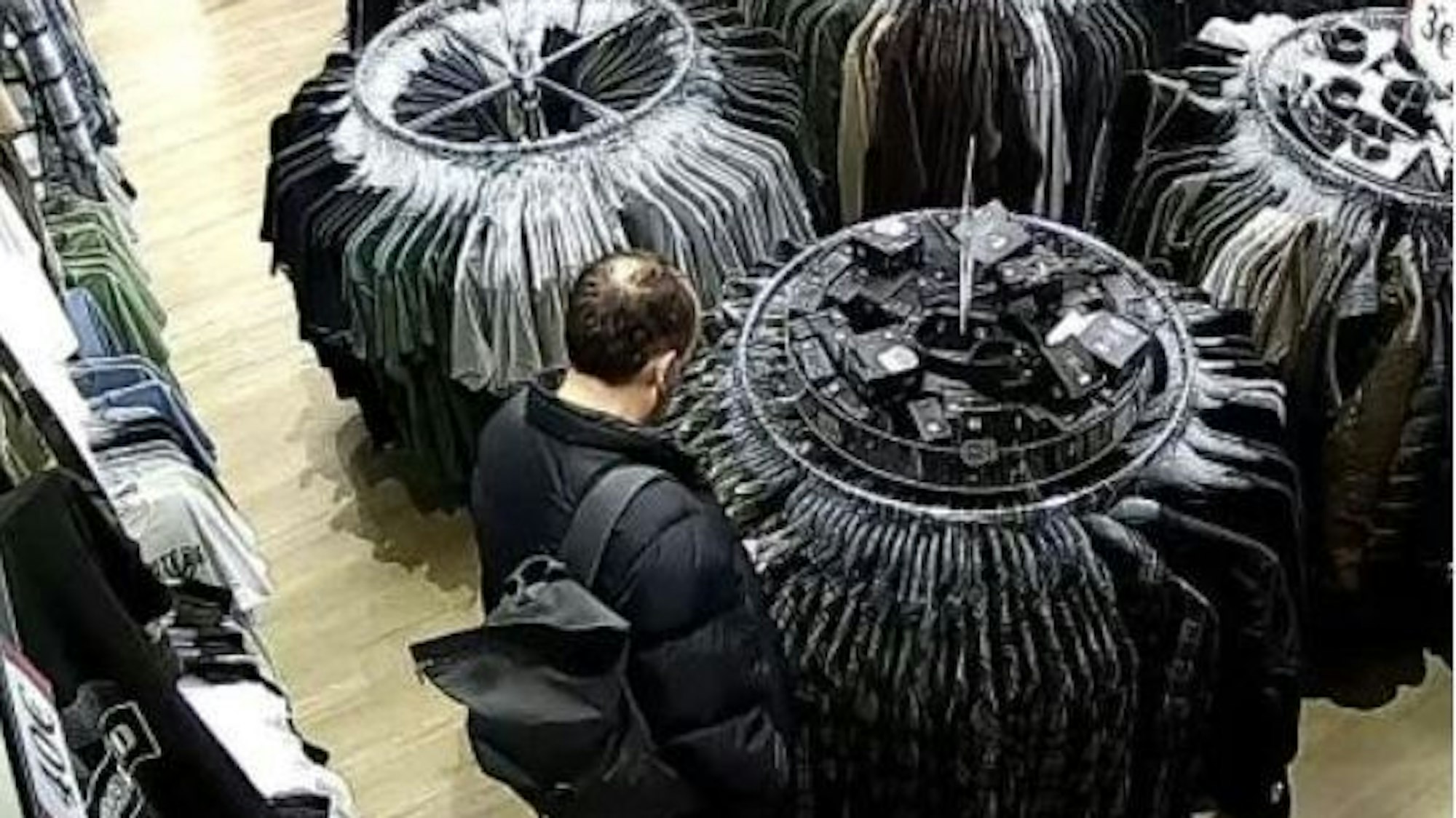 Der Brandstifter kurz vor der Tat in einem Bekleidungsgeschäft in Köln-Kalk.