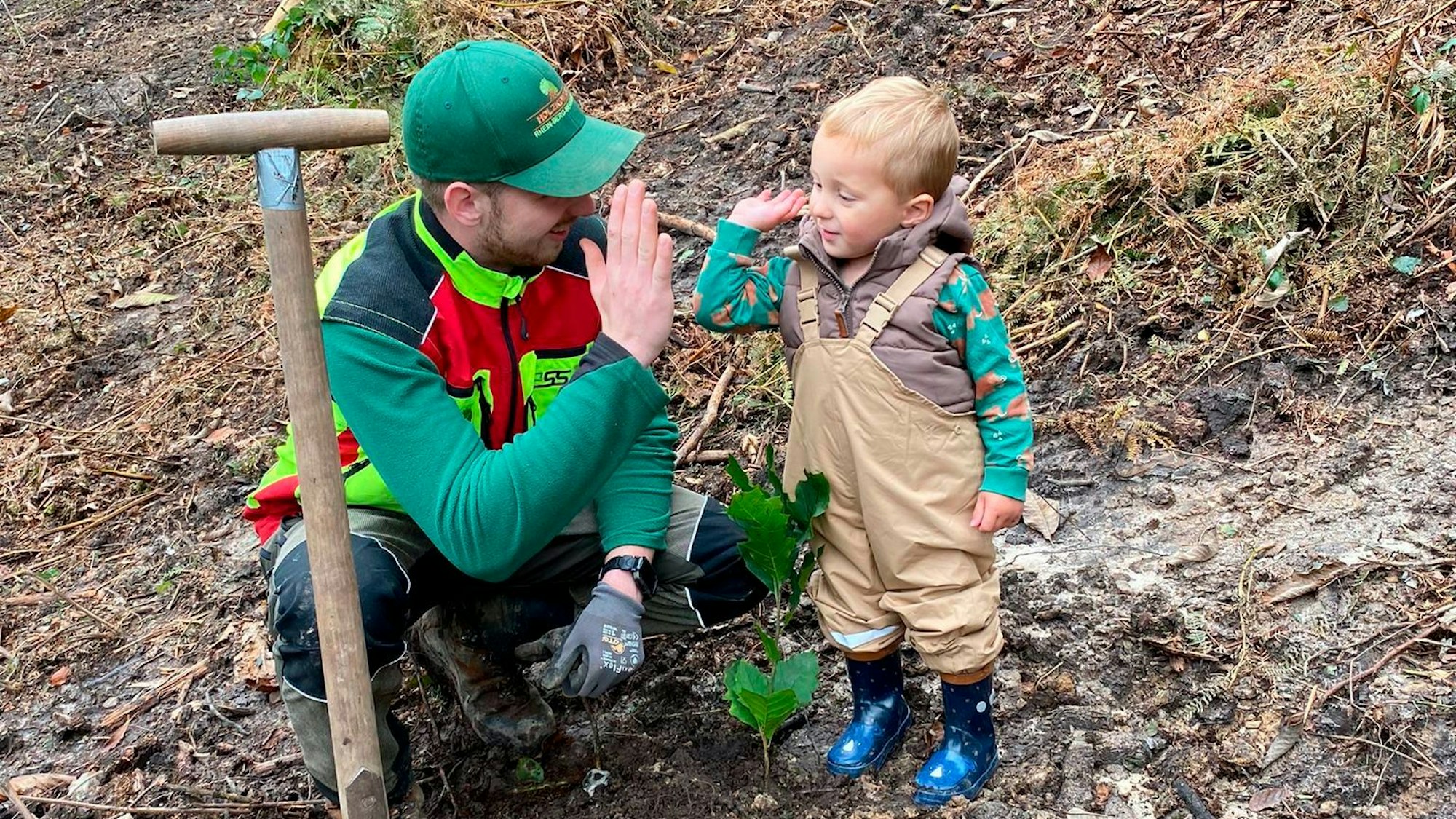 Mit seinen zwei Jahren pflanzte Anton seinen ersten Baum.