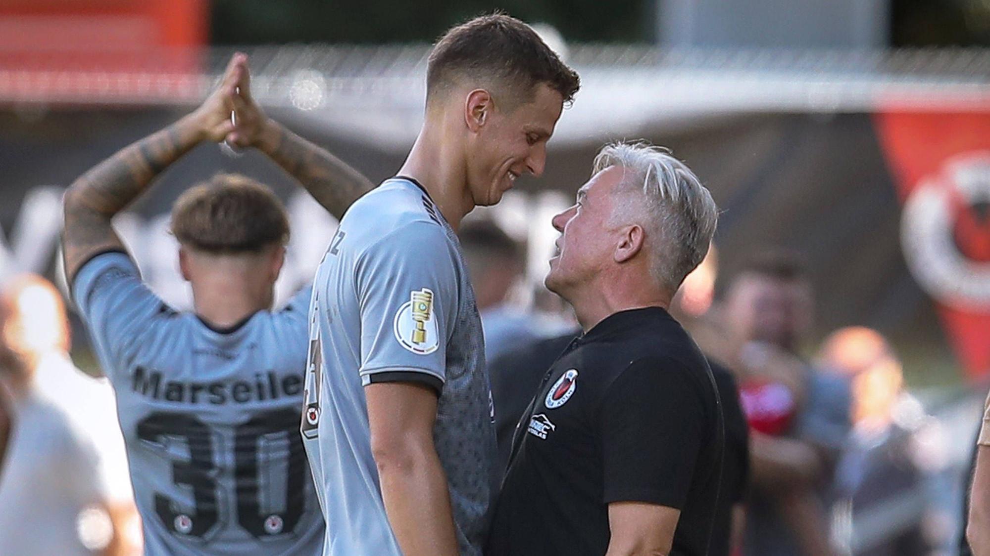 12.08.2023, Köln, Fußball, DFB-Pokal, 2023/2024, 1. Runde, Sportpark Höhenberg, FC Viktoria Köln Werder Bremen: 3 Michael Schultz Viktoria Köln jubelt mit Trainer Olaf Janßen Viktoria Köln zusammen nach dem Tor. DFB regulations prohibit any use of photographs as image sequences and or quasi-video. Nordrhein-Westfalen Deutschland *** 12 08 2023, Cologne, soccer, DFB Pokal, 2023 2024, 1 round, Sportpark Höhenberg, FC Viktoria Köln Werder Bremen 3 Michael Schultz Viktoria Köln cheers with coach Olaf Janßen Viktoria Köln together after the goal DFB regulations prohibit any use of photographs as image sequences and or quasi video Nordrhein Westfalen Germany