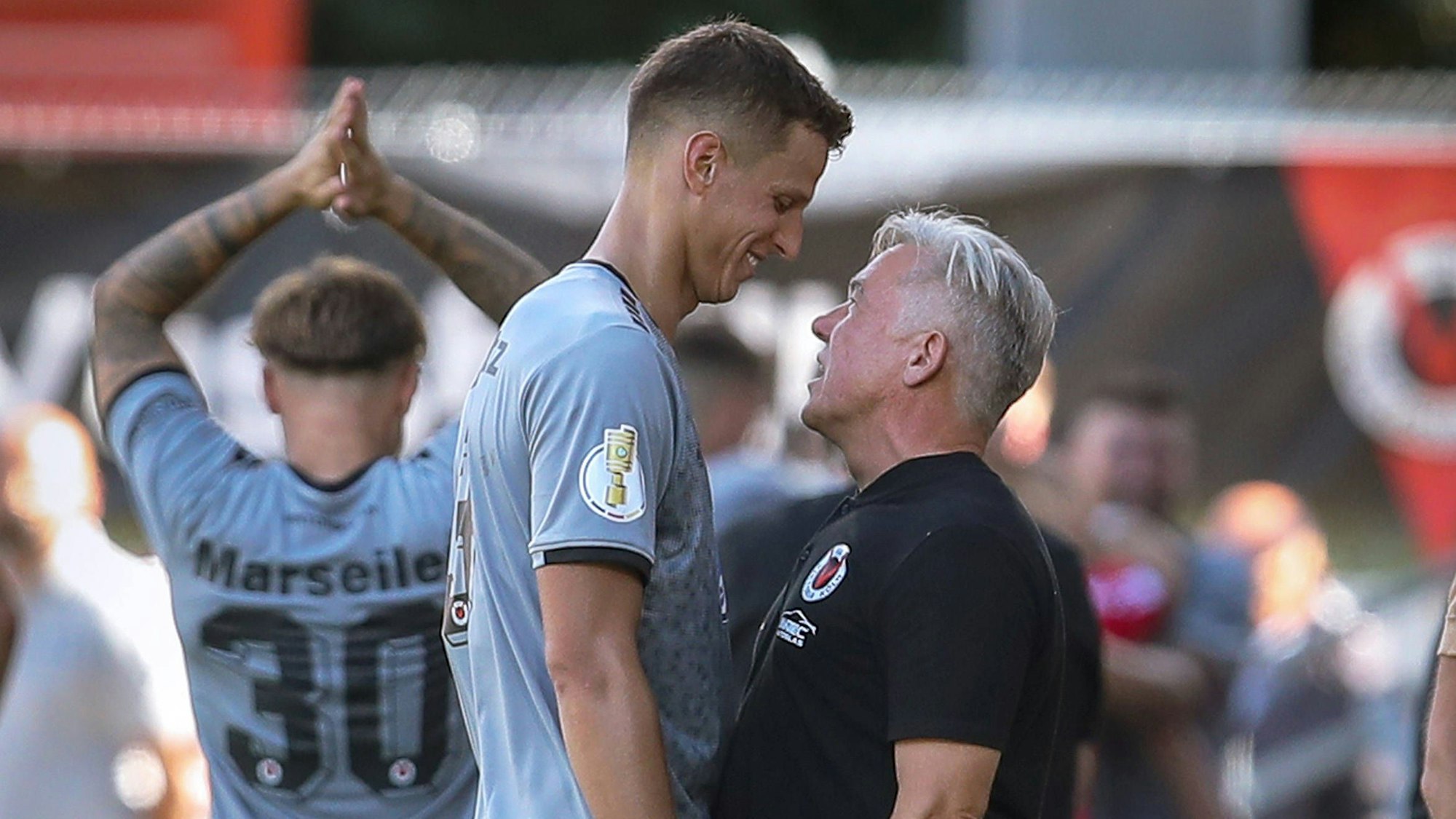 12.08.2023, Köln, Fußball, DFB-Pokal, 2023/2024, 1. Runde, Sportpark Höhenberg, FC Viktoria Köln Werder Bremen: 3 Michael Schultz Viktoria Köln jubelt mit Trainer Olaf Janßen Viktoria Köln zusammen nach dem Tor. DFB regulations prohibit any use of photographs as image sequences and or quasi-video. Nordrhein-Westfalen Deutschland *** 12 08 2023, Cologne, soccer, DFB Pokal, 2023 2024, 1 round, Sportpark Höhenberg, FC Viktoria Köln Werder Bremen 3 Michael Schultz Viktoria Köln cheers with coach Olaf Janßen Viktoria Köln together after the goal DFB regulations prohibit any use of photographs as image sequences and or quasi video Nordrhein Westfalen Germany