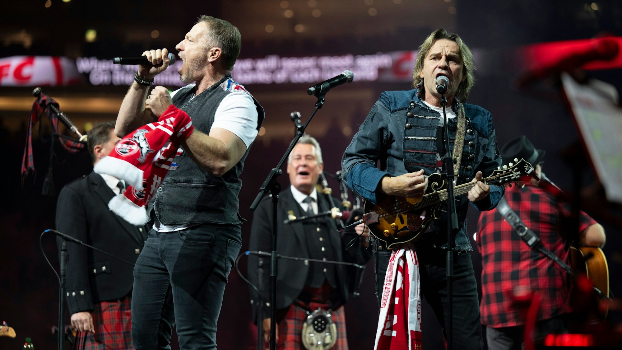 Patrick Lück und Jens Streifling von den Höhner bei Kölle singt in der „Lanxess-Arena“.