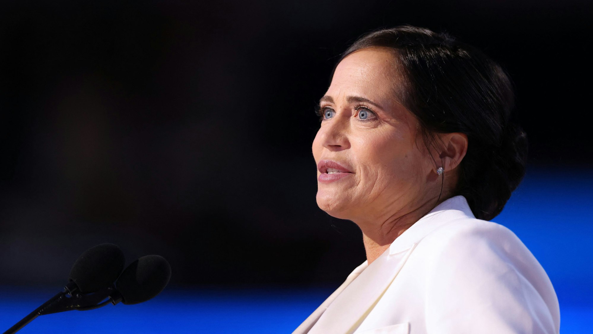 Stephanie Grisham spricht in ein Mikro.