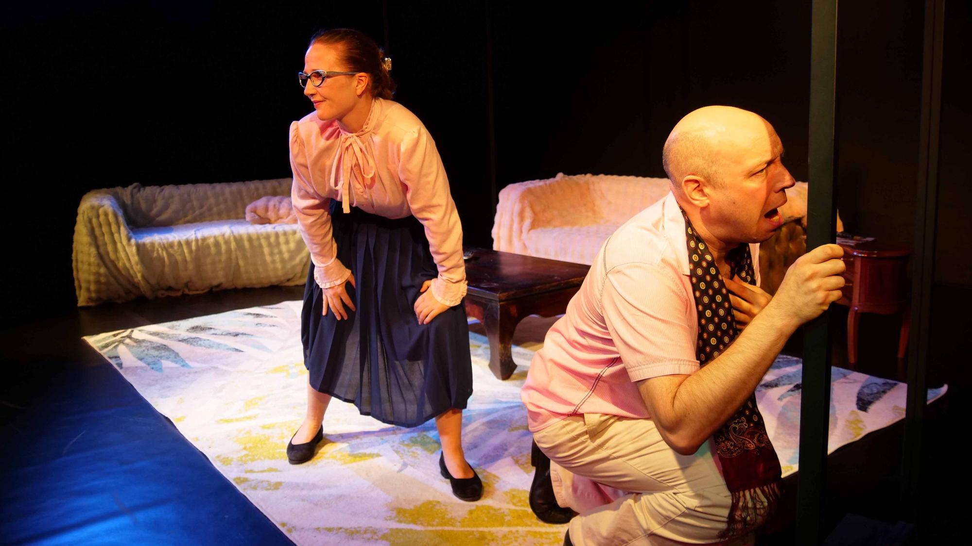 Eine Frau und ein Mann auf einer Theaterbühne