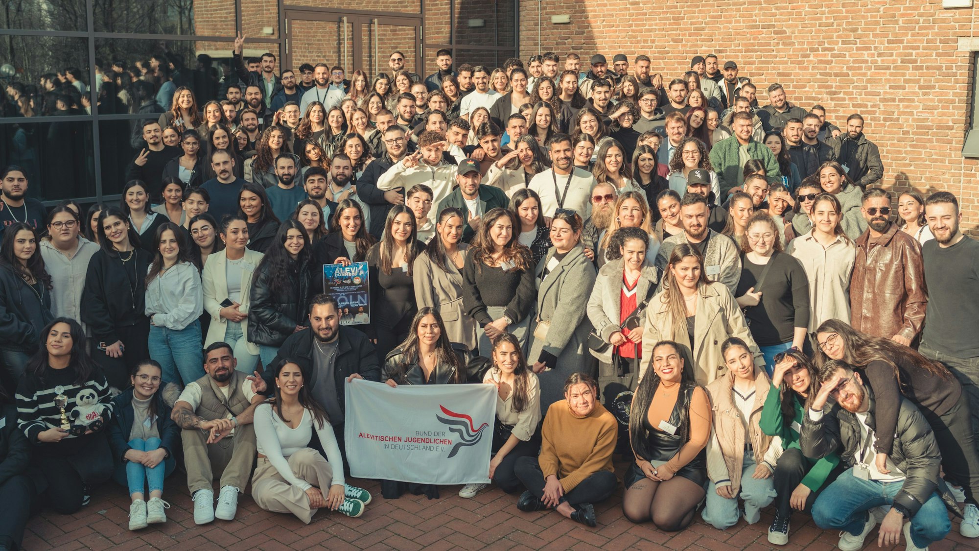 Eine Gruppe Jugendlicher steht in einem Innenhof.