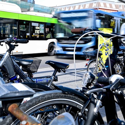 Das Bild zeigt einen abfahrenden Bus am Euskirchener Bahnhof. Im Vordergrund stehen einige Fahrräder.
