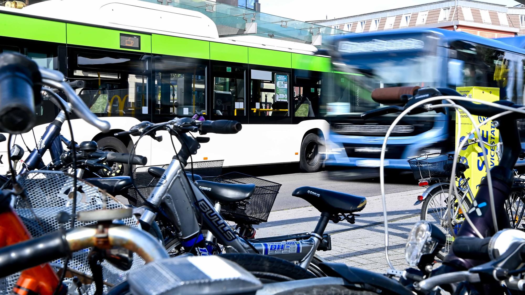 Zwei Busse und einige Fahrräder stehen in Euskirchen am Busbahnhof.