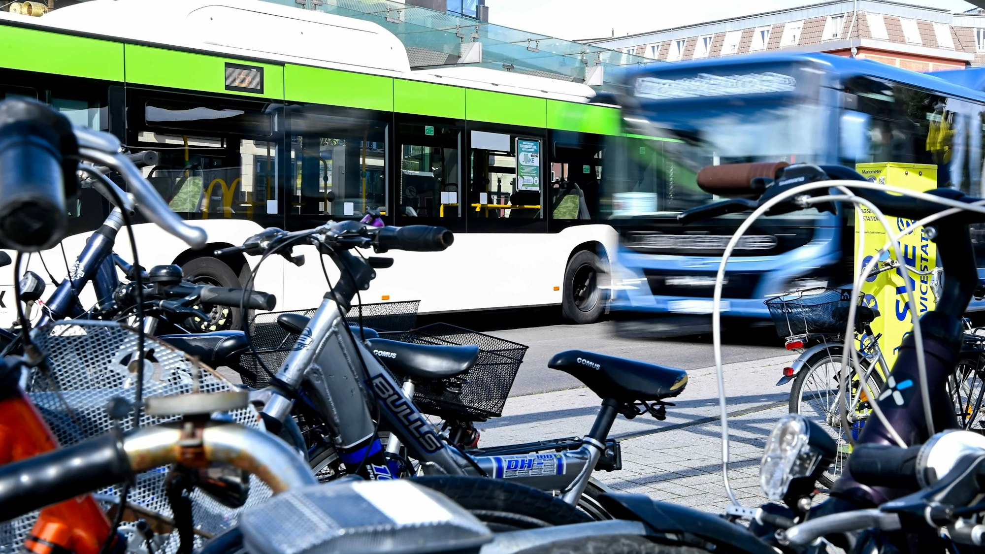 Zwei Busse und einige Fahrräder stehen in Euskirchen am Busbahnhof.