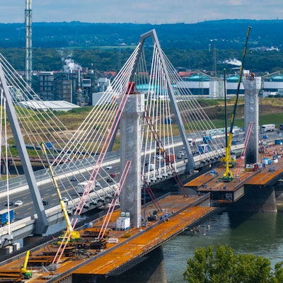 Blick auf die Abrissarbeiten an der Leverkusener Rheinbrücke im Juli 2024.