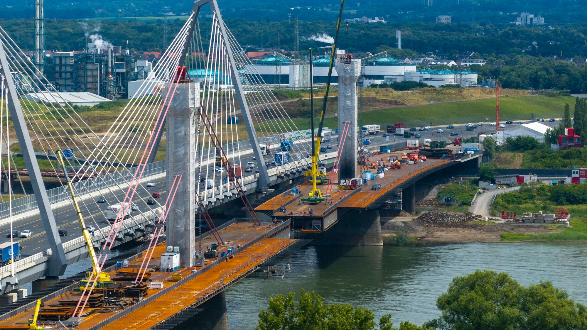 Blick auf die Abrissarbeiten an der Leverkusener Rheinbrücke im Juli 2024.