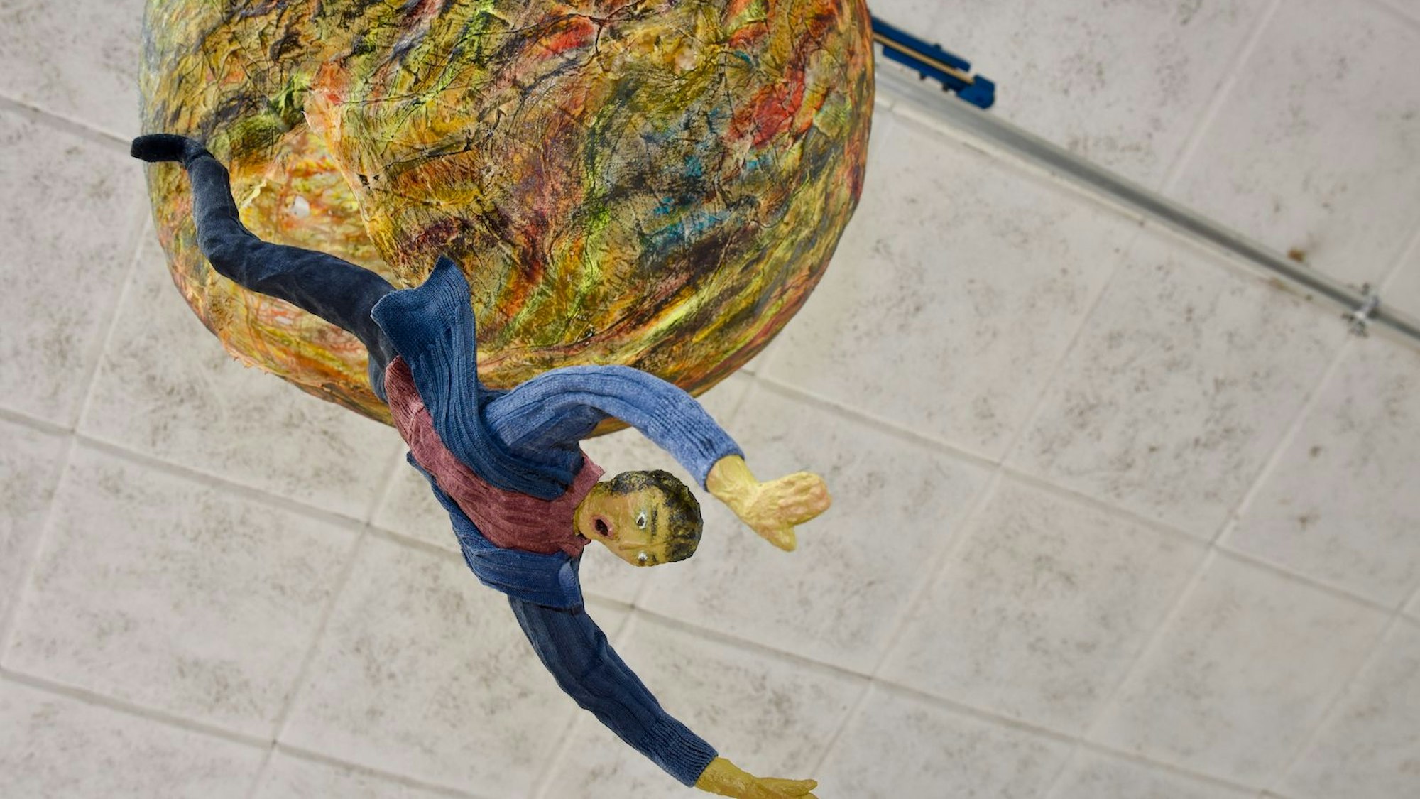 „Wohin?“ hat Lohmart-Vorsitzende Heidrun Wettengl ihr Werk genannt, bei dem ein Mensch von der Kugel an der Decke stürzt.