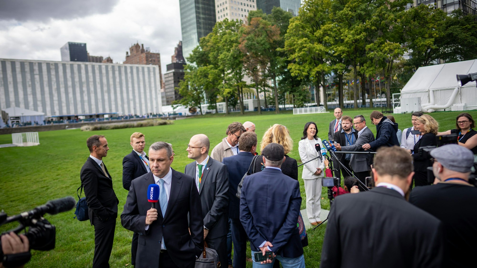 Ein russischer TV Reporter drängt sich zu Beginn des Pressestatement von Annalena Baerbock (Bündnis90/Die Grünen), Außenministerin, am Rande der 79. Generaldebatte der UN-Vollversammlung dazu.