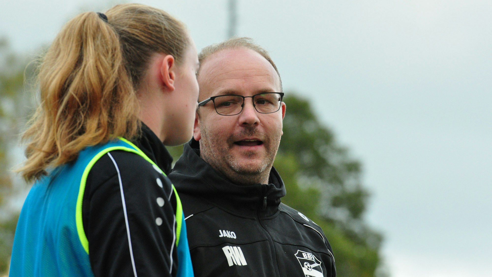 Auf dem Foto ist René Wieland mit einer Spielerin des Bedburger BV zu sehen.