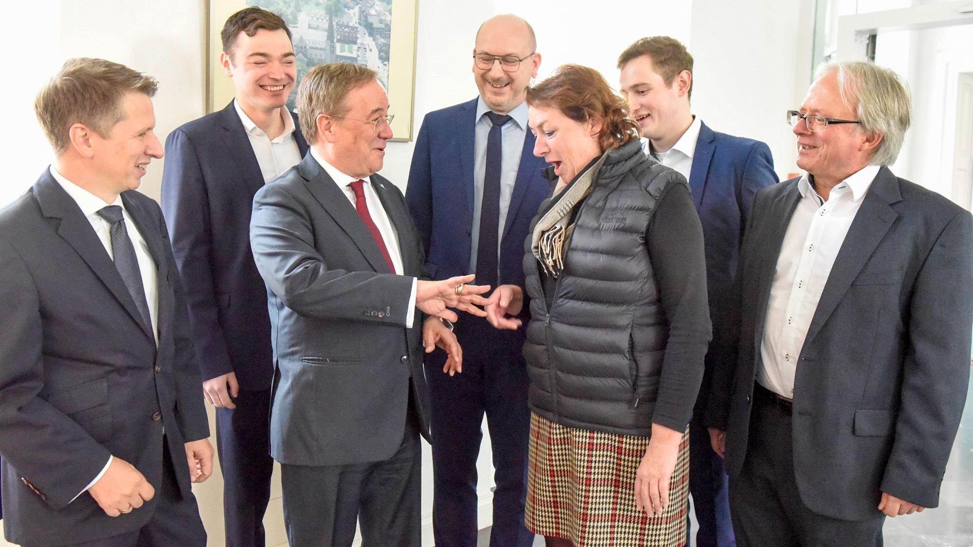 Armin Laschet mit der Vorsitzenden der Landschaftsversammlung Rheinland, Anne Henk-Hollstein und weiteren Gästen der Feier zum Tag der deutschen Einheit in der Abtei Brauweiler.