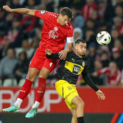 Sport Bilder des Tages Fußball, 3. Liga, Rot-Weiss Essen - Borussia Dortmund II 25.09.2024, Essen, Fußball, Rot-Weiss Essen Borussia Dortmund II U23, bwin 3. Liga Herren, Stadion an der Hafenstraße, 7. Spieltag Saison 2024 2025: Michael Schultz RWE 4 gegen Baran Mogultay BVB II 2 DFB regulations prohibit any use of photographs as image sequences and or quasi-video. Nordrhein-Westfalen Deutschland *** 25 09 2024, Essen, Football, Rot Weiss Essen Borussia Dortmund II U23 , bwin 3 Liga Herren, Stadion an der Hafenstraße, 7 Spieltag Saison 2024 2025 Michael Schultz RWE 4 vs Baran Mogultay BVB II 2 DFB regulations prohibit any use of photographs as image sequences and or quasi video Nordrhein Westfalen Germany