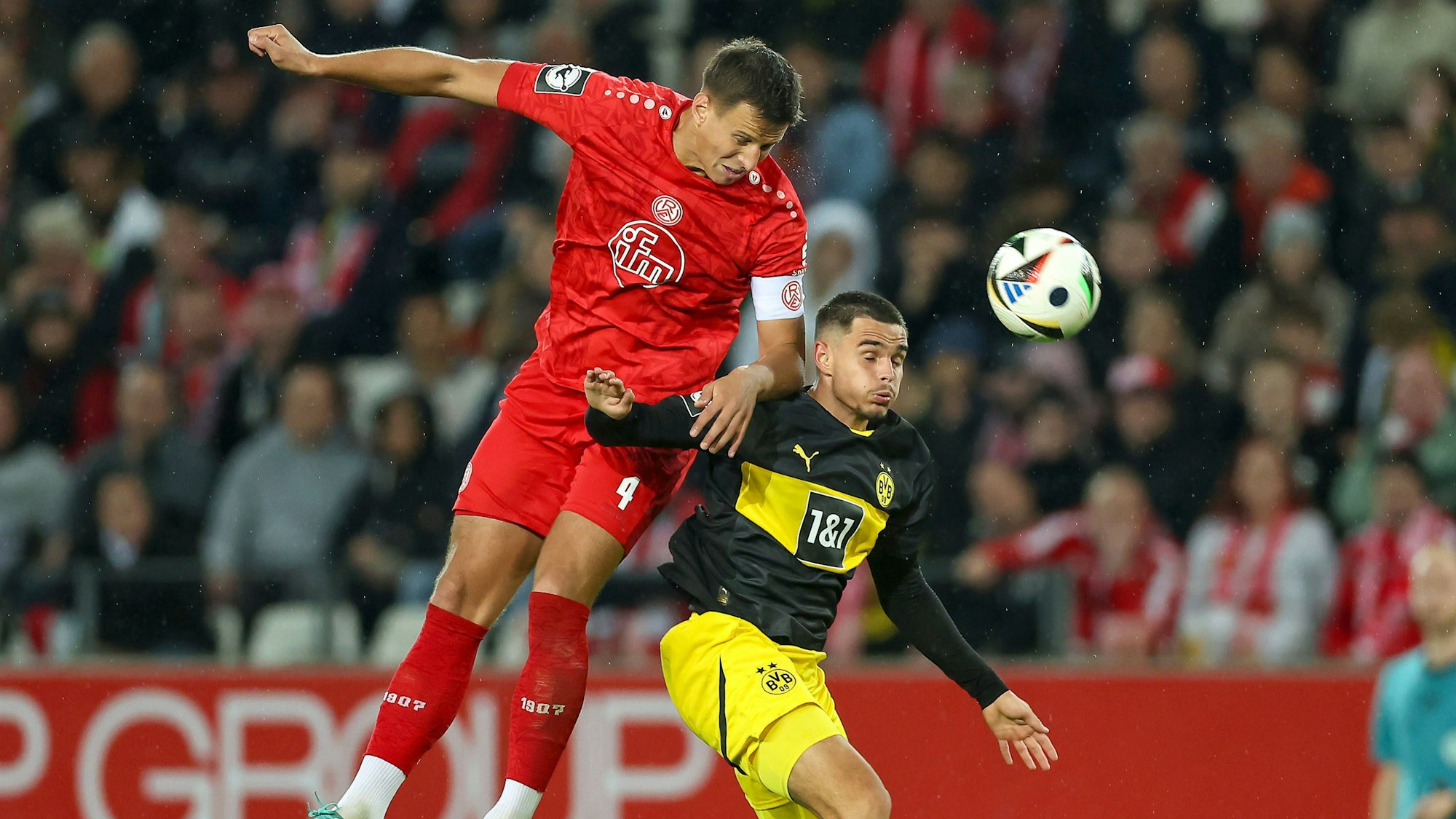 Sport Bilder des Tages Fußball, 3. Liga, Rot-Weiss Essen - Borussia Dortmund II 25.09.2024, Essen, Fußball, Rot-Weiss Essen Borussia Dortmund II U23, bwin 3. Liga Herren, Stadion an der Hafenstraße, 7. Spieltag Saison 2024 2025: Michael Schultz RWE 4 gegen Baran Mogultay BVB II 2 DFB regulations prohibit any use of photographs as image sequences and or quasi-video. Nordrhein-Westfalen Deutschland *** 25 09 2024, Essen, Football, Rot Weiss Essen Borussia Dortmund II U23 , bwin 3 Liga Herren, Stadion an der Hafenstraße, 7 Spieltag Saison 2024 2025 Michael Schultz RWE 4 vs Baran Mogultay BVB II 2 DFB regulations prohibit any use of photographs as image sequences and or quasi video Nordrhein Westfalen Germany